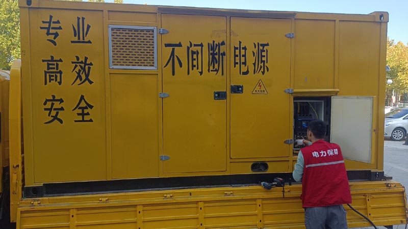 红山街道柴油发电机组和UPS电源配合使用时，如何避免切换过程中的电力中断？